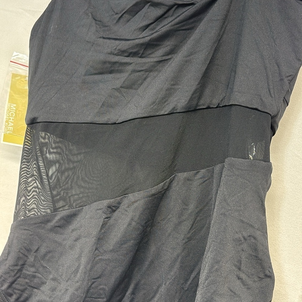 Michael Kors black
Stunning adjustable removable strap one piece swimsuit 12 - Picture 7 of 12